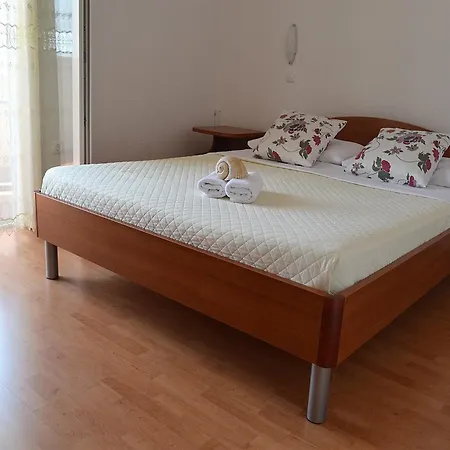 Snug In With Swimming Pool セリア