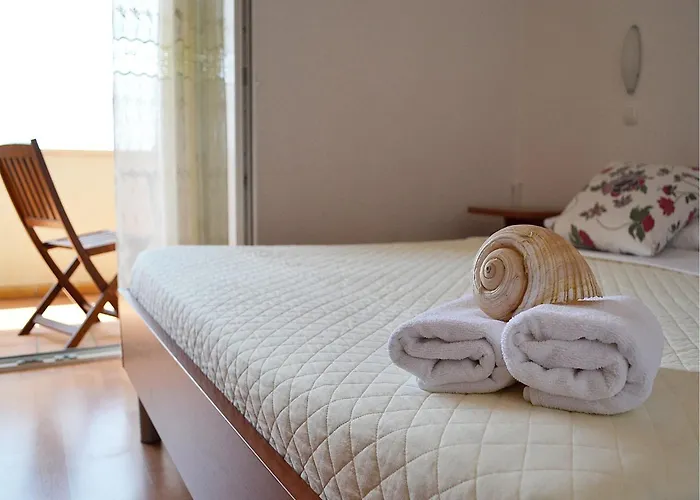 Snug In With Swimming Pool