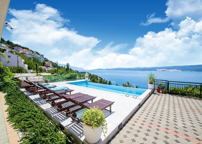 Snug In With Swimming Pool Celina