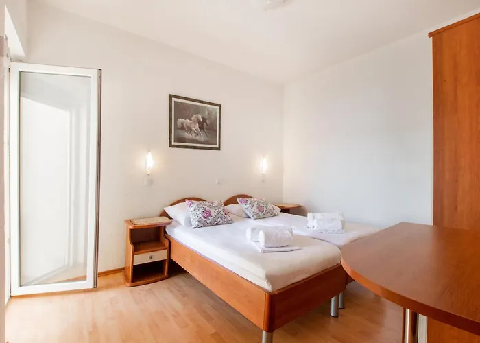 Apartamento Snug In With Swimming Pool