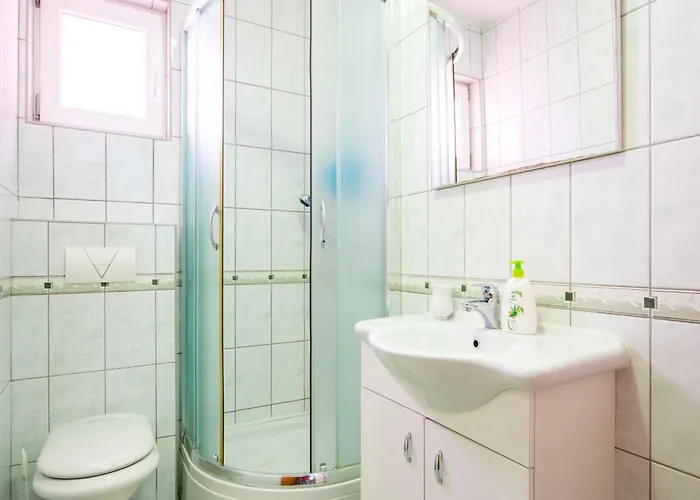 Snug In With Swimming Pool Celina