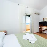 アパート Snug In With Swimming Pool