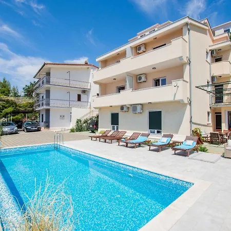 Apartment Snug In With Swimming Pool *