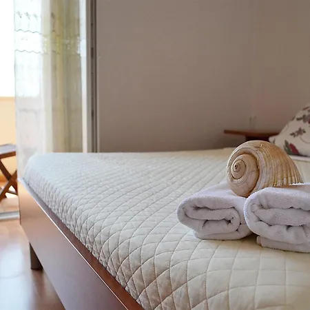 Snug In With Swimming Pool