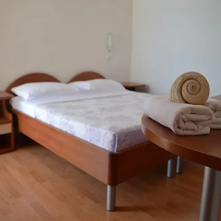 Apartment Snug In With Swimming Pool *