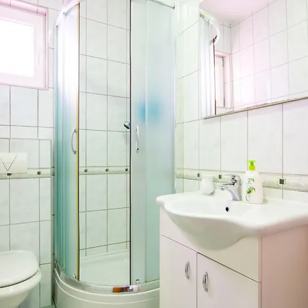 Snug In With Swimming Pool Apartment Celina