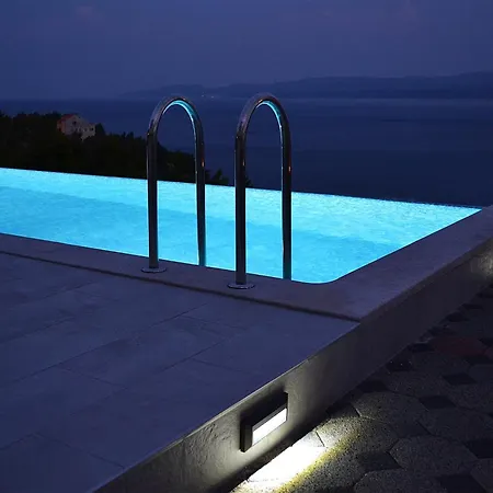Snug In With Swimming Pool * Celina