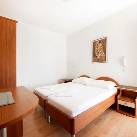 Snug In With Swimming Pool Apartment Celina