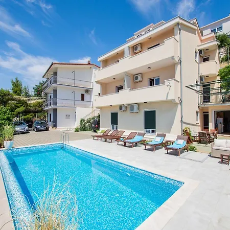 Snug In With Swimming Pool *