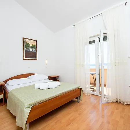 Snug In With Swimming Pool Apartment Celina