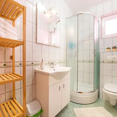 Apartment Snug In With Swimming Pool Celina