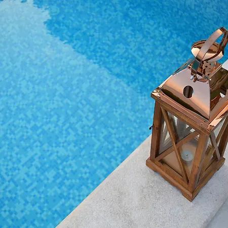 Snug In With Swimming Pool