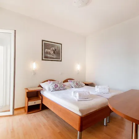 公寓 Snug In With Swimming Pool