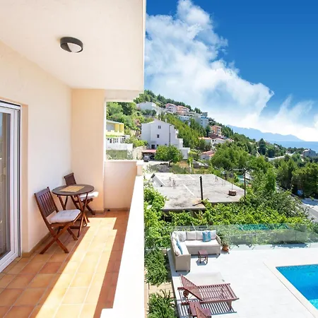 Snug In With Swimming Pool