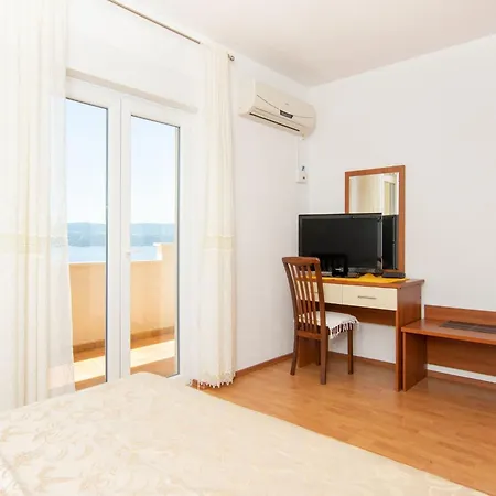 Snug In With Swimming Pool Целина