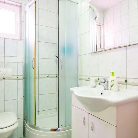 Snug In With Swimming Pool 塞莱纳