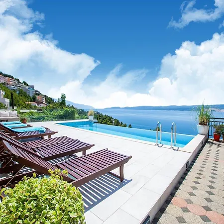 Snug In With Swimming Pool 塞莱纳