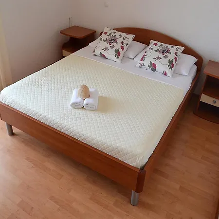 Snug In With Swimming Pool Appartement Celina