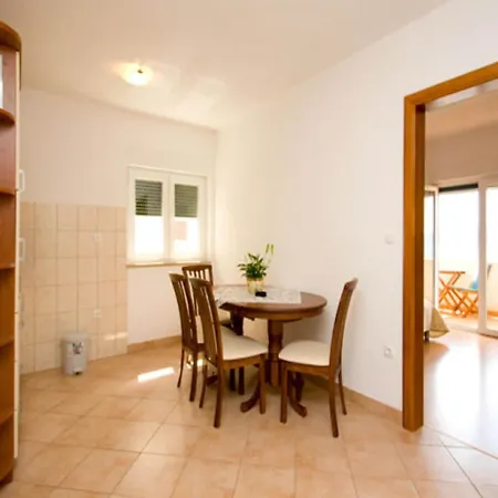 Appartement Snug In With Swimming Pool Celina