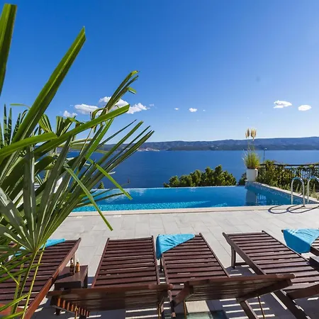 Snug In With Swimming Pool