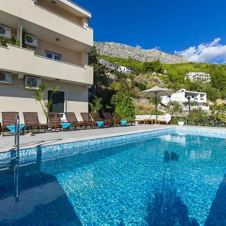 Snug In With Swimming Pool