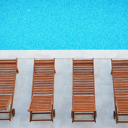 アパート Snug In With Swimming Pool