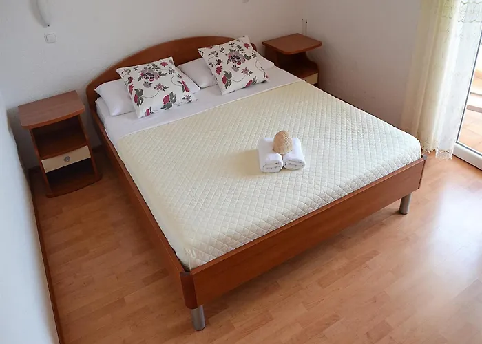 Daire Snug In With Swimming Pool Čelina