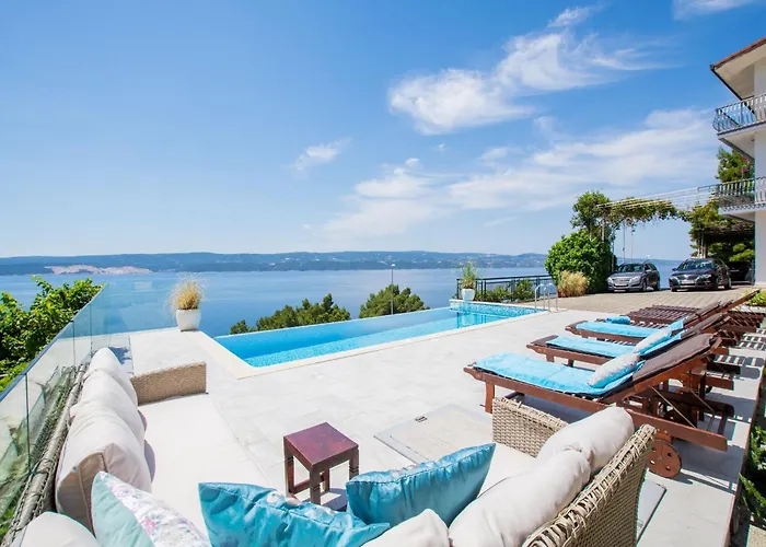 Snug In With Swimming Pool Čelina