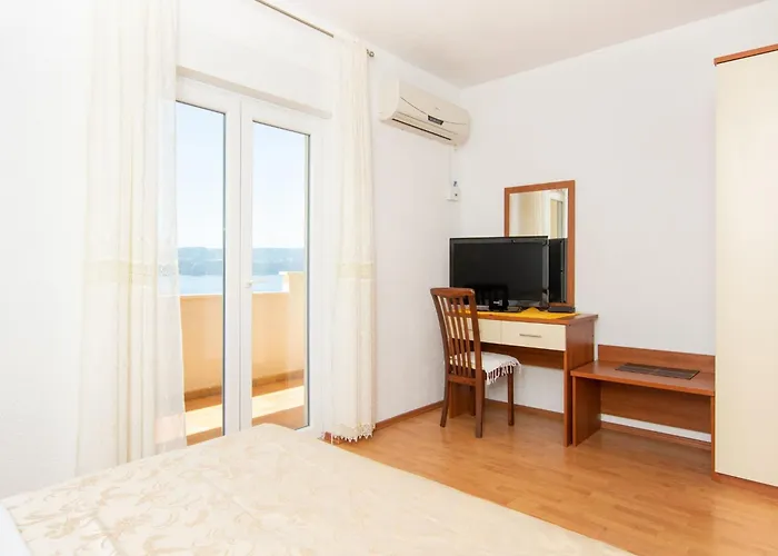 Snug In With Swimming Pool Čelina