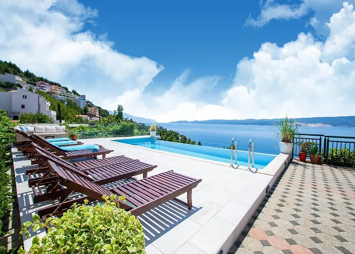 Snug In With Swimming Pool Celina